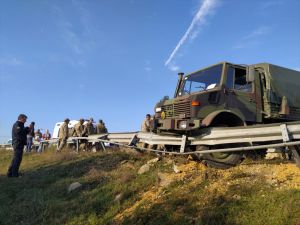 Edirne'de bariyere çarpan askeri araçtaki 8 asker hafif yaralandı