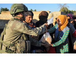 MSB: Mehmetçik ekmeğini Rasulayn'daki köylülerle paylaştı