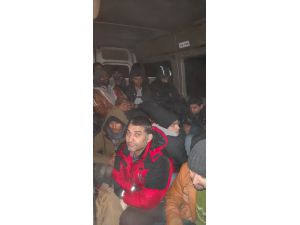 Panelvanda havasızlıktan boğulmak üzere olan 30 düzensiz göçmen kurtarıldı