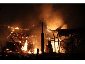 Erzurum'da 10 ev ile 1 ahır yandı