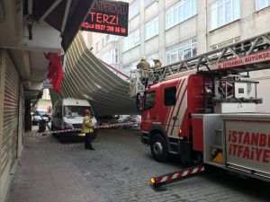 Beyoğlu'nda lodosun etkisiyle bir binanın çatısı uçtu
