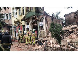 GÜNCELLEME 2 - Fatih'te dün gece yanan bina çöktü
