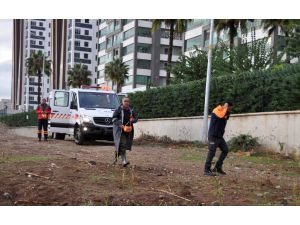 Adana'da tahliye edilen ev iki saat sonra çöktü