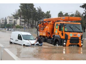 Adana'da otomobil sele kapıldı