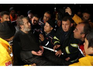 GÜNCELLEME - Adana'da sele kapılan otomobildeki 4 kişi kurtarıldı