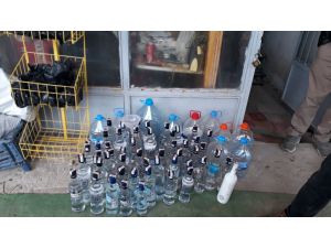 Orijinal alkol şişelerine sahte içki dolduran şüpheli yakalandı