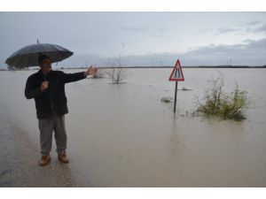 Adana'da sel Kozan-Ceyhan yolunu kapattı