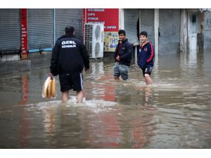 Adana sağanak hayatı olumsuz etkiliyor