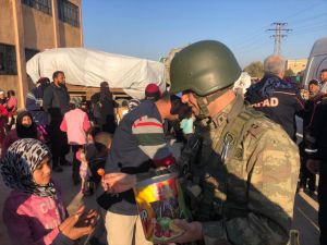 MSB: Deyrizor'da PKK/YPG'nin zulmünden kaçan Suriyelilere gıda yardımı yapıldı