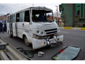 Balıkesir'de zeytin işçilerini taşıyan minibüs kamyonla çarpıştı: 10 yaralı