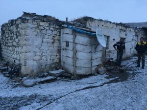 Ardahan'da toprak evin damı çöktü: 3 yaralı