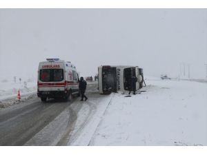Karaman'da yolcu otobüsü devrildi: 22 yaralı