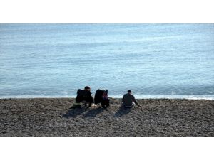 Antalya'da tatilciler güneşli havanın keyfini denizde çıkardı