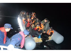 Ayvalık açıklarında lastik botta 40 düzensiz göçmen yakalandı