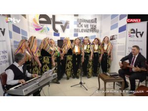 Koro üyesi kadın canlı yayında türkü söylerken bayıldı
