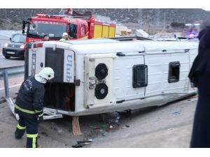 Isparta'da minibüs devrildi: 12 yaralı