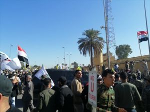 Irak'taki Haşdi Şabi taraftarları ABD'nin Bağdat Büyükelçiliği'ne girmeye çalışıyor
