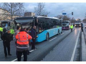 Zeytinburnu'nda durağa yanaşan otobüsler çarpıştı: 7 yaralı