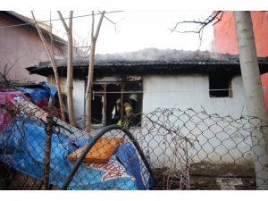 Tuzla'da gecekondu yangınında bir kişi hafif yaralandı