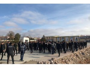 Konya'da yol kapatmak isteyen nakliyecilere polis müdahale etti