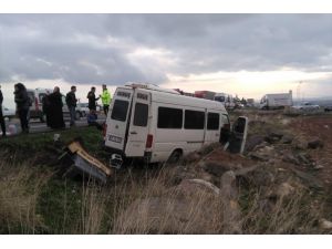 Şanlıurfa'da minibüs ile otomobil çarpıştı: 2 ölü, 12 yaralı