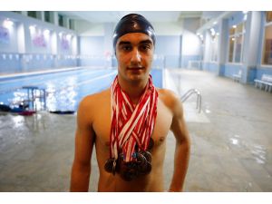 Türkiye rekortmeni yüzücü madalyaya doymuyor
