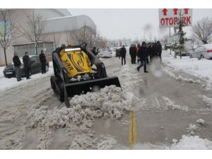 İnsansız iş makinesi ile kar küreme yapıldı