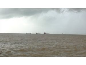 Mersin'de fırtına nedeniyle 8 yük gemisi limana sığındı