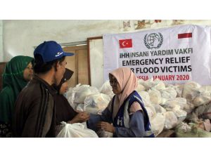 İHH Endonezya'daki sel mağdurlarına acil yardım malzemesi ulaştırdı