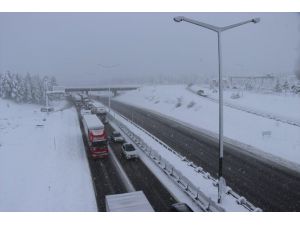 Adana'nın yüksek kesimlerindeki kar yağışı otoyoldaki ulaşımı aksatıyor