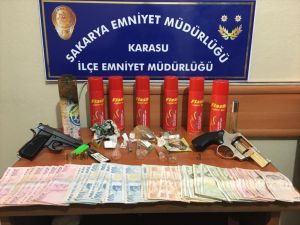 Sakarya'da uyuşturucu operasyonunda yakalanan 2 zanlı tutuklandı
