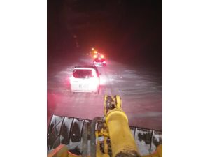 Sivas'ta tipi nedeniyle 7 araçta mahsur kalanları karla mücadele ekipleri kurtardı