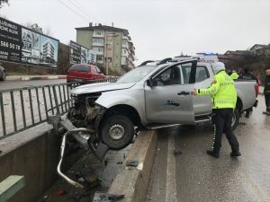 Karabük'te bariyerleri aşıp su kanalı üstünde askıda kalan kamyonetteki 2 kişi yaralandı