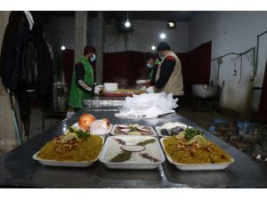 İHH'den Türkiye sınırına göç eden Suriyelilere sıcak yemek dağıtımı