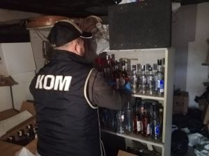 İzmir'de barakada bin 406 şişe sahte içki ele geçirildi