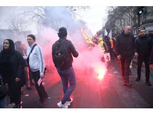 Fransa'da grevler yüzünden sosyal kaos sürüyor