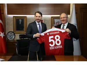 Sivas Belediye Başkanı Bilgin, Bakan Albayrak'a Sivasspor forması hediye etti
