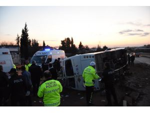 Adana'da işçi servisi devrildi: 25 yaralı