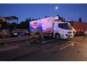İzmir'de zincirleme trafik kazası nedeniyle kilometrelerce kuyruk oluştu