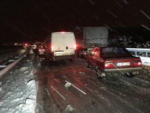 Karabük'te kar yağışı nedeniyle kapanan yol açıldı