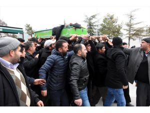 Kayseri'de bıçakla öldürülen lise öğrencisi toprağa verildi