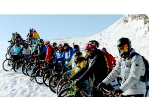 Palandöken'de "karda bisiklet" heyecanı