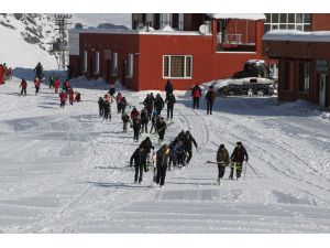 "Kar kenti"nin çocukları 2 bin 800 rakımda kayak öğreniyor