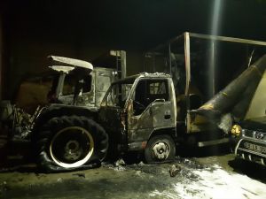 Aydın'da park halindeki 2 kamyon ve traktör yandı