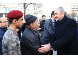 Adalet Bakanı Gül'den şehit Uzman Çavuş Yanık'ın ailesine taziye ziyareti