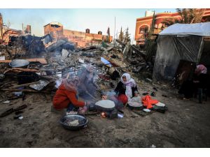 İsrail saldırısında evleri yıkılan Gazzeli aile enkazın ortasında yaşıyor