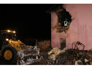 GÜNCELLEME 2 - Niğde'de iki katlı evde çıkan yangında 4 kişi öldü, 3 kişi yaralandı