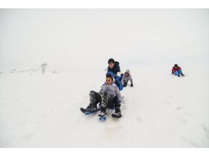 Tunceli'de çocukların karlı tepelerde kızak keyfi