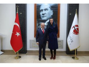 Milli voleybolcu Meryem Boz, Eskişehir Valisi Özdemir Çakacak'ı ziyaret etti