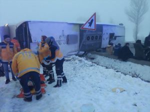 GÜNCELLEME - Isparta'da yolcu otobüsü devrildi: 33 yaralı